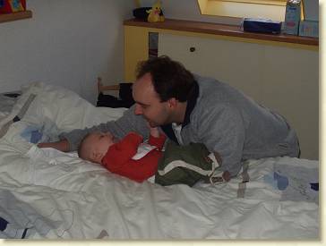 20050108-01 Met oom Marco op het grote bed